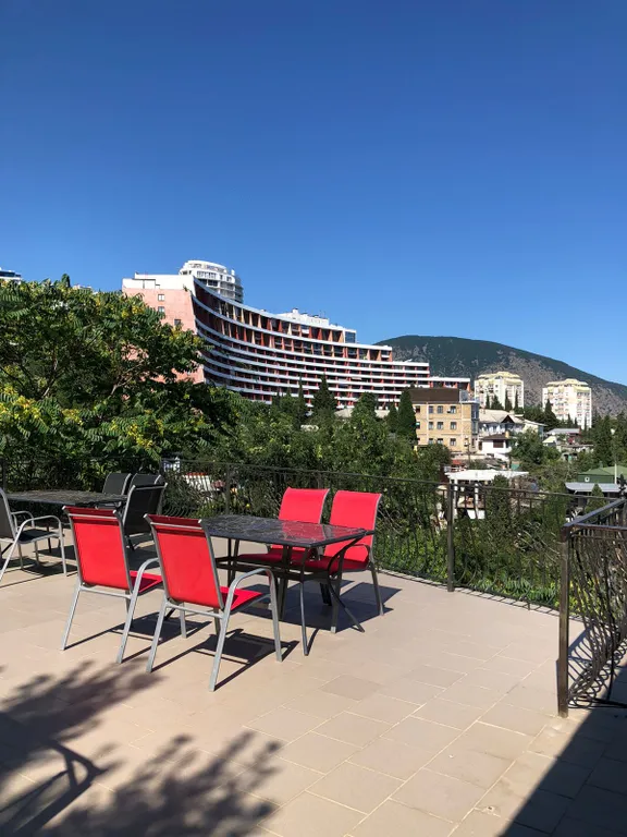 Коттедж с шикарной видовой террасой и шезлонгами