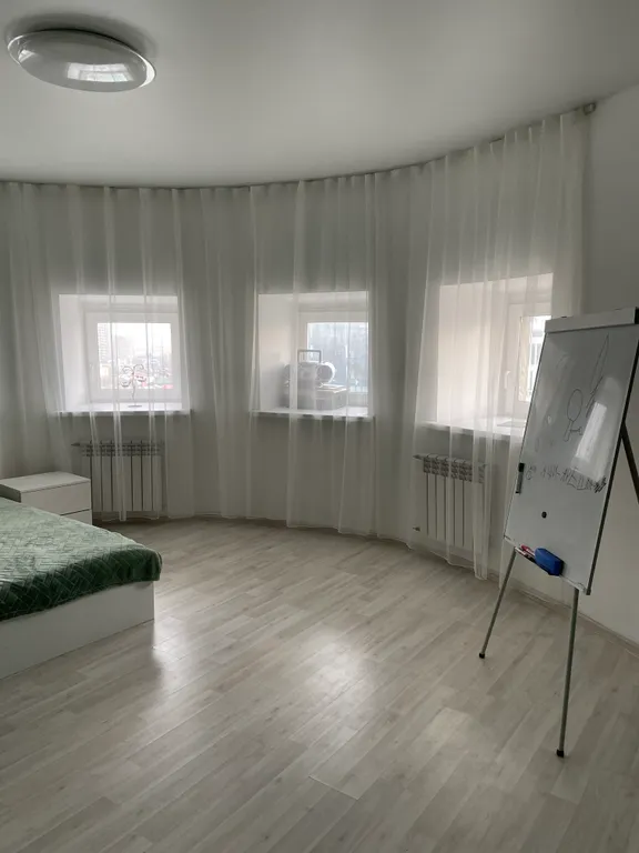 Шикарная студия с выходом на собственную крышу с садовой мебелью