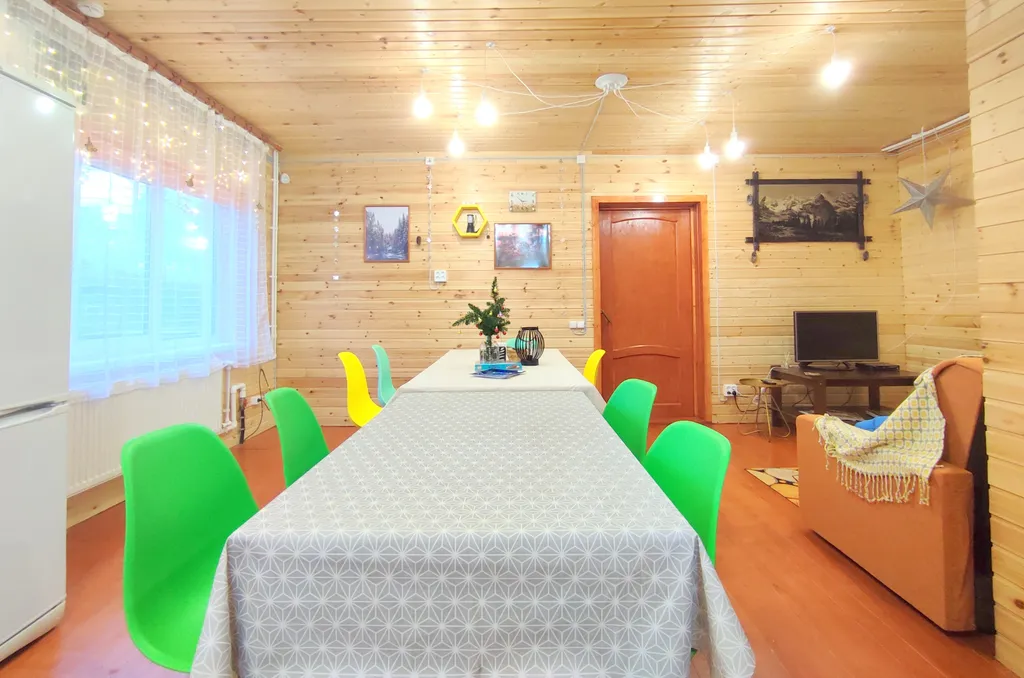 Просторный коттедж у озера с шикарным видом для большой компании