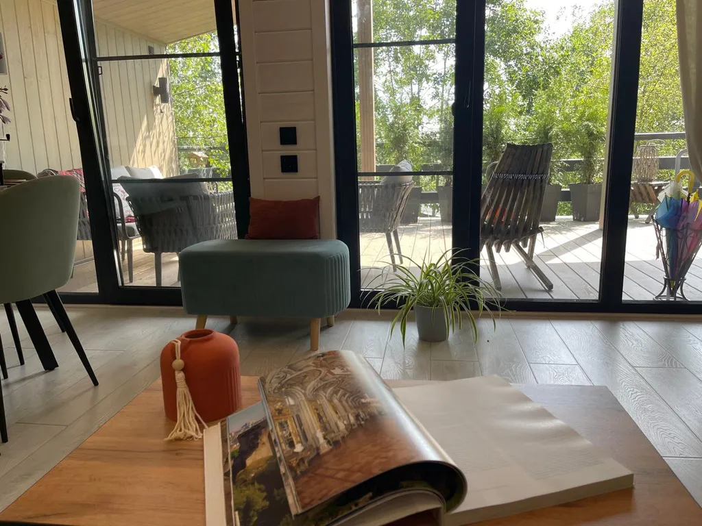 Дом в облаках у леса