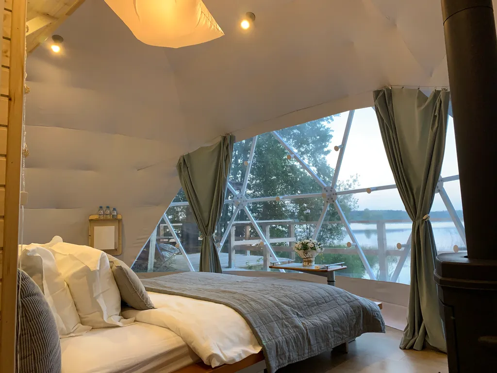 Чудесное место у озера с камином и русской баней