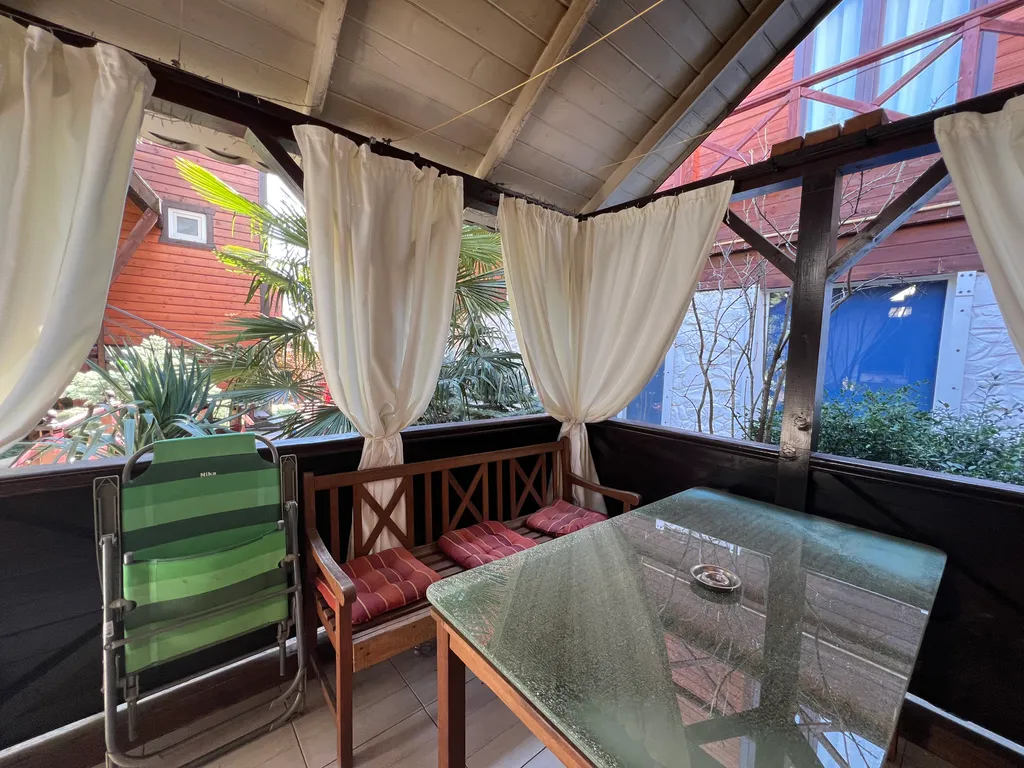 Дом с сауной и большой ванной на террасе