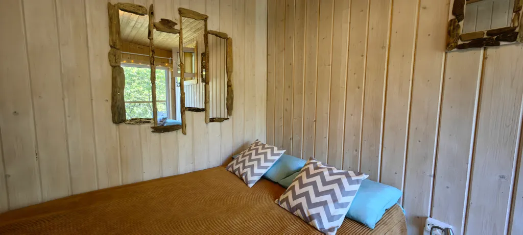 Коттедж Дом на дереве с окном на полу — Веськово