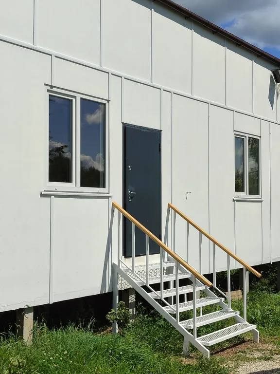 Современный дом с панорамными окнами и сауной