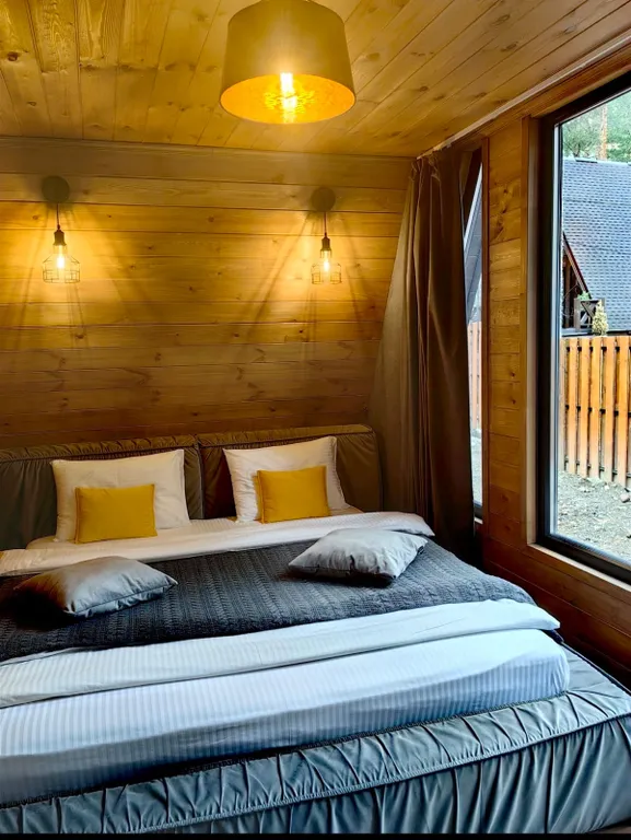 Уютный дом в сосновом бору с видом на горы