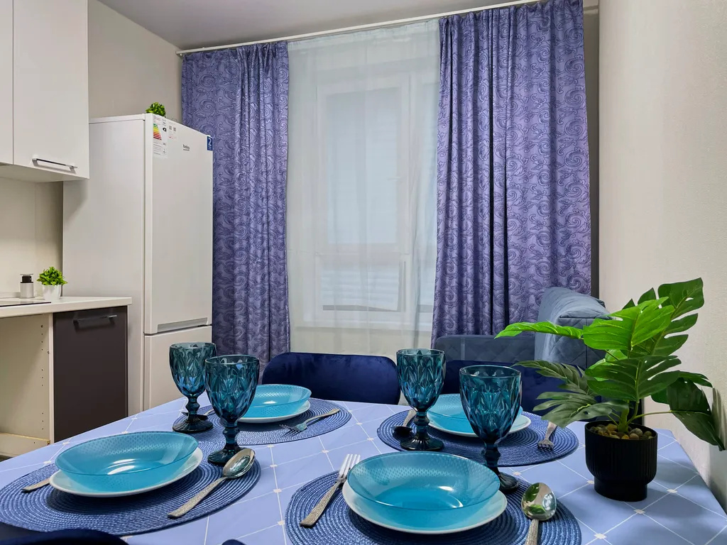 Уютная светлая трешка кухня отдельно, 2 балкона