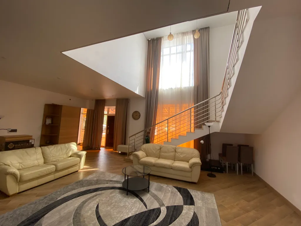 Огромный дом у парка Галицкого