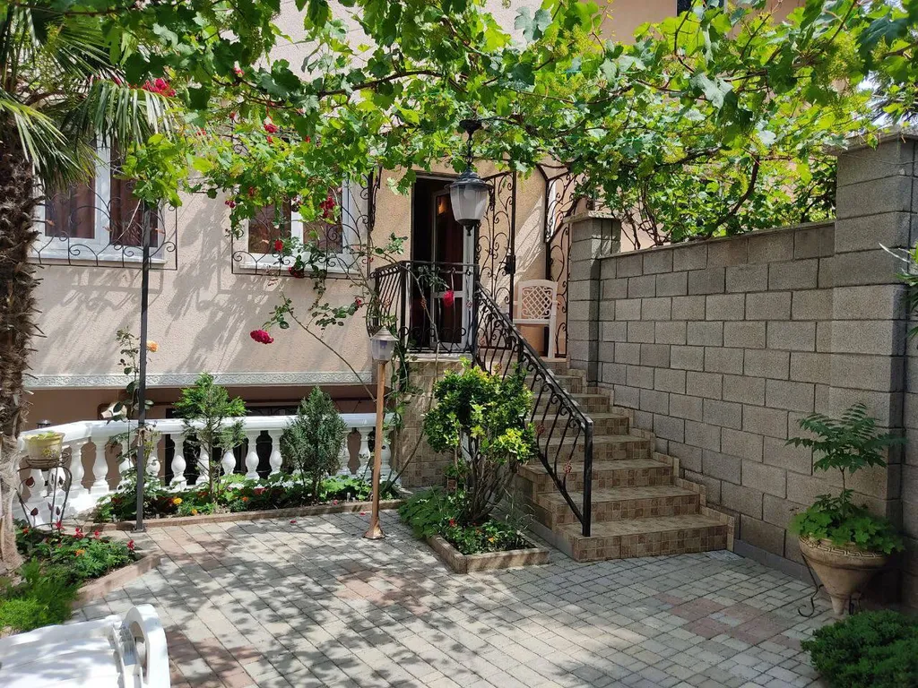 Апартамент с уютным двориком в Мисхоре, в частном доме