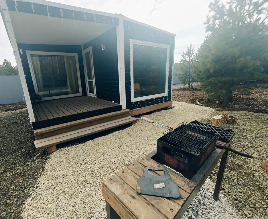Дом с мангалом и окнами в лес