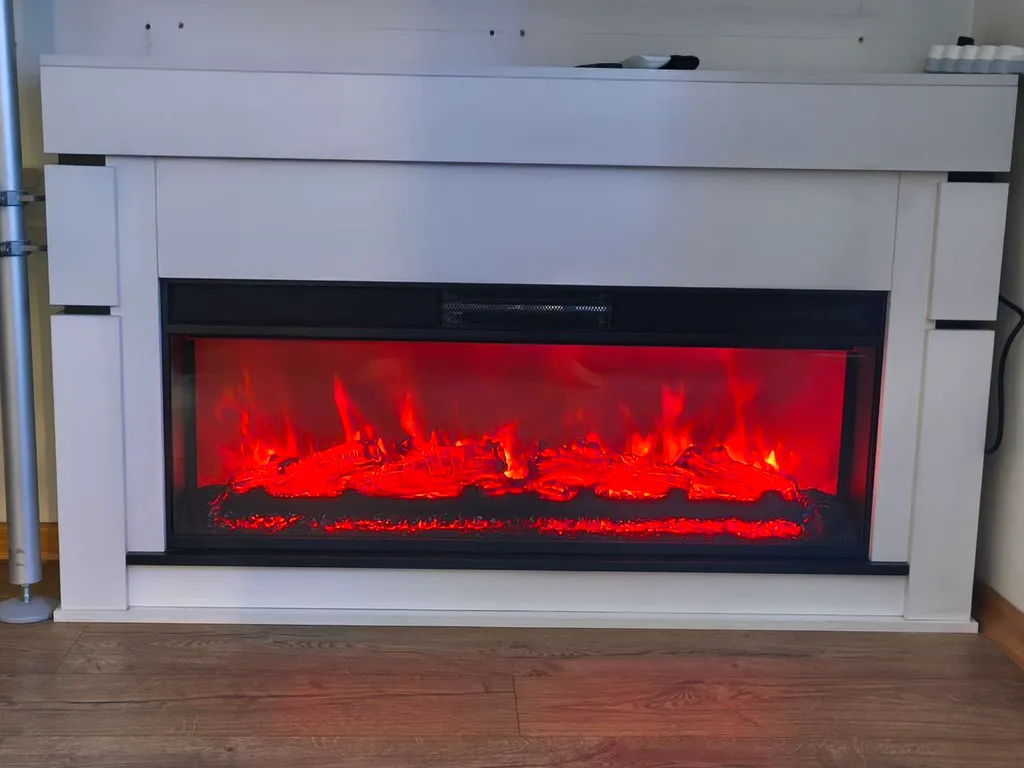 Студия с камином, деревом и видом на реку