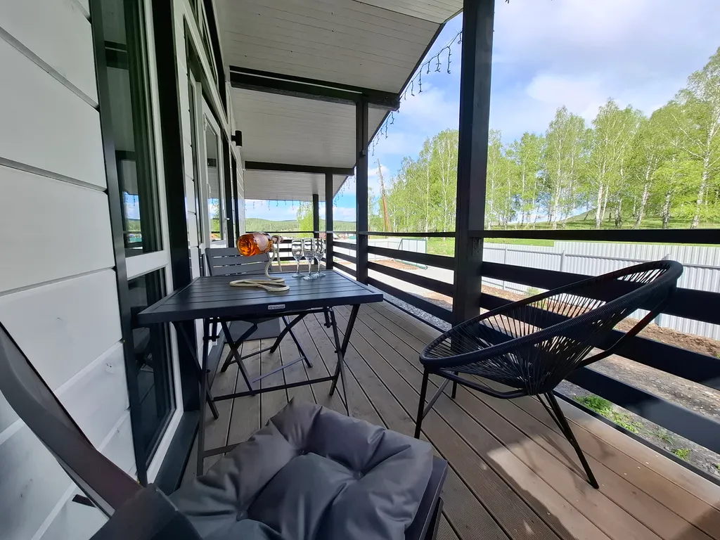 Дом в лесу с большой террасой