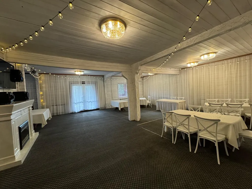 Деревянный коттедж с большой территорией рядом с городом