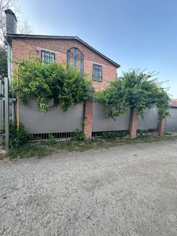 Загородный дом с садом и бассейном