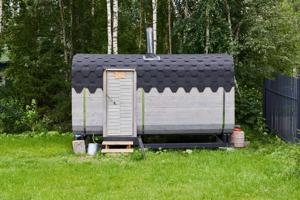 Дом в лесу рядом с озером