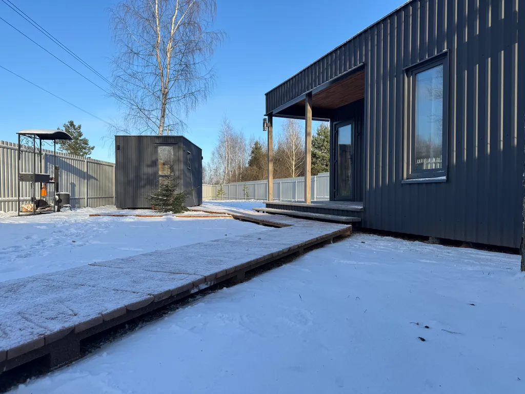 Уютный, небольшой сканди домик у леса