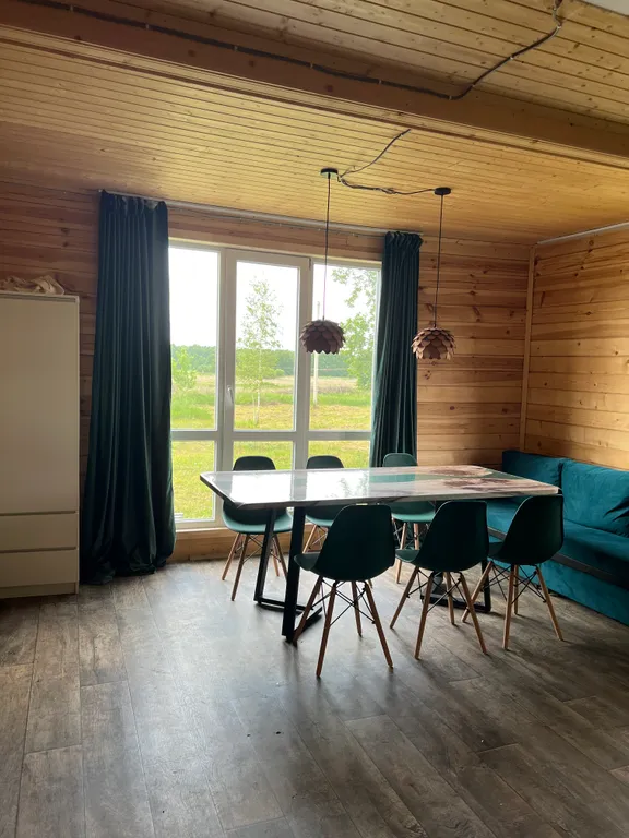 Уединенный дом с сауной внутри в окружении леса