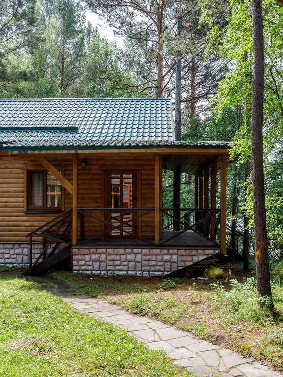 Уединённый дом на берегу живописной заводи