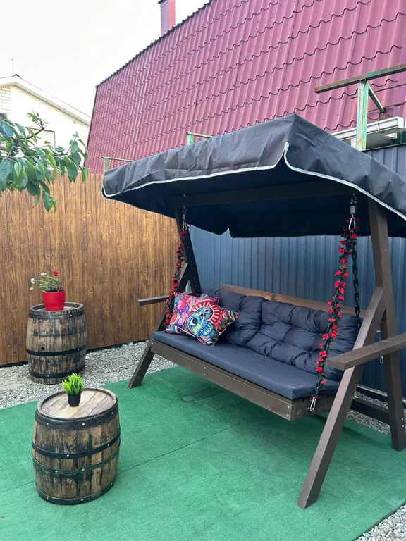 Домик коралл с бассейном в центре