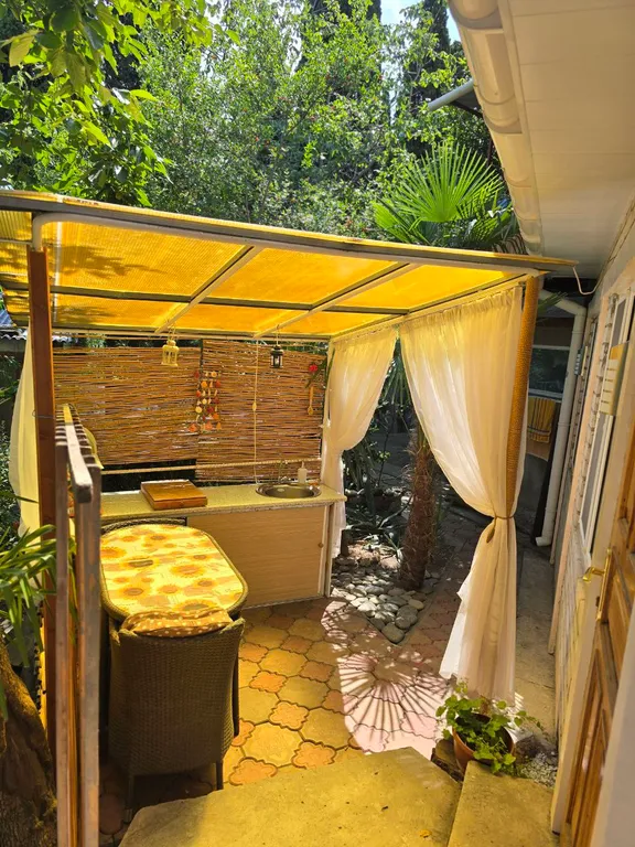 Этаж коттеджа в зелёном саду