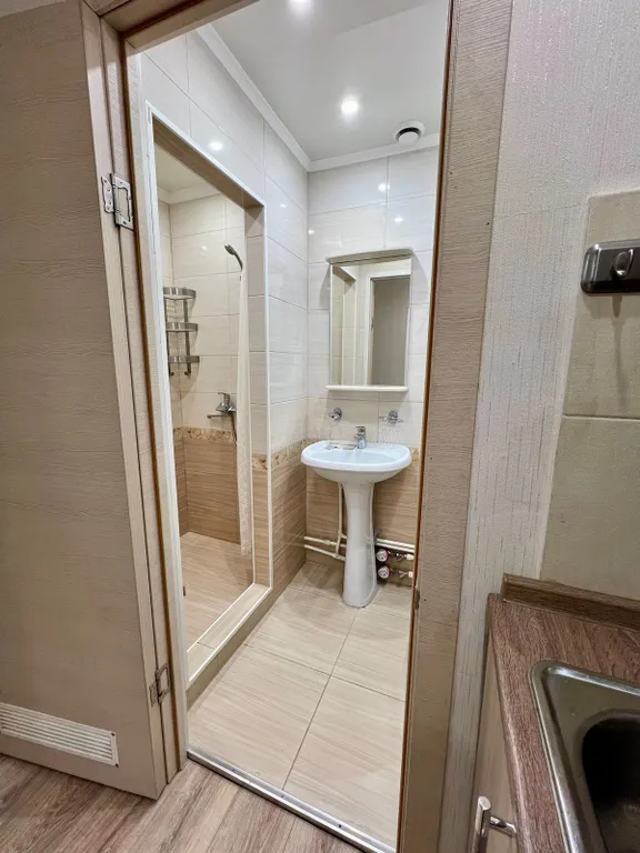 Уютная студия с двуспальной кроватью, балконом и видом на город