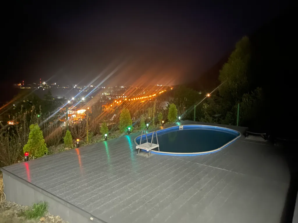 Коттедж Neon с видом на горы, подогреваемым бассейном, баней, чаном