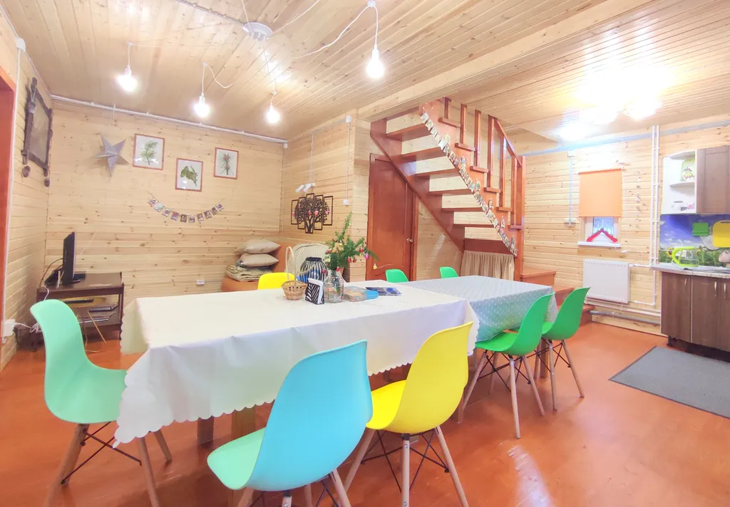 Просторный коттедж у озера с шикарным видом для большой компании