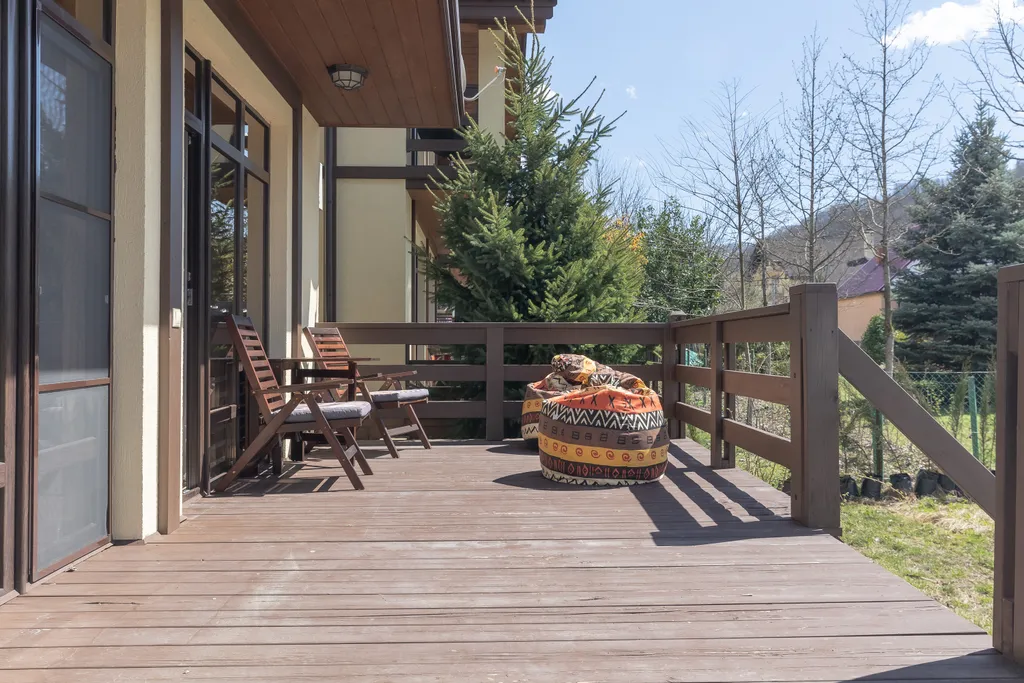 Двухэтажный дом с видом на горы, террасой и парковкой