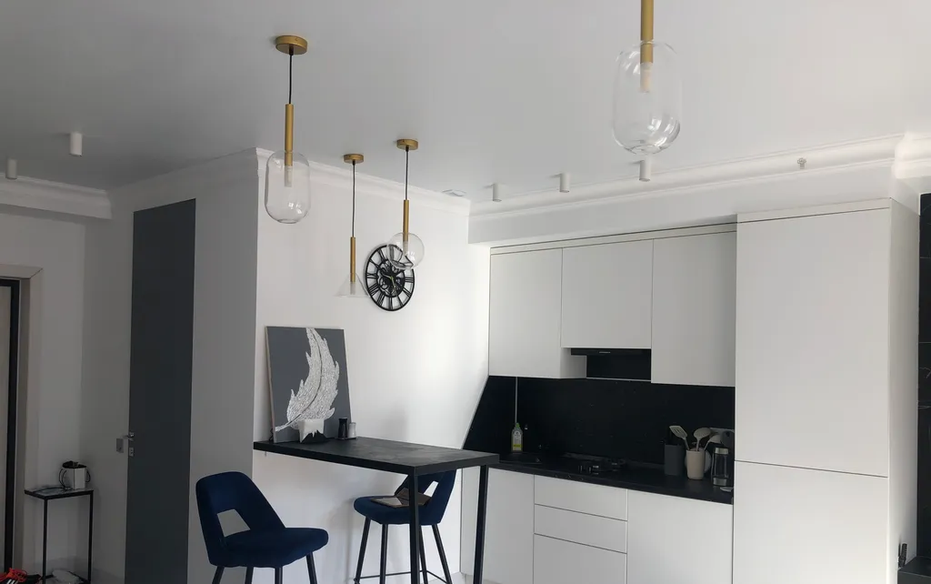 Стильная студия с ванной у панорамного окна и видом на горы