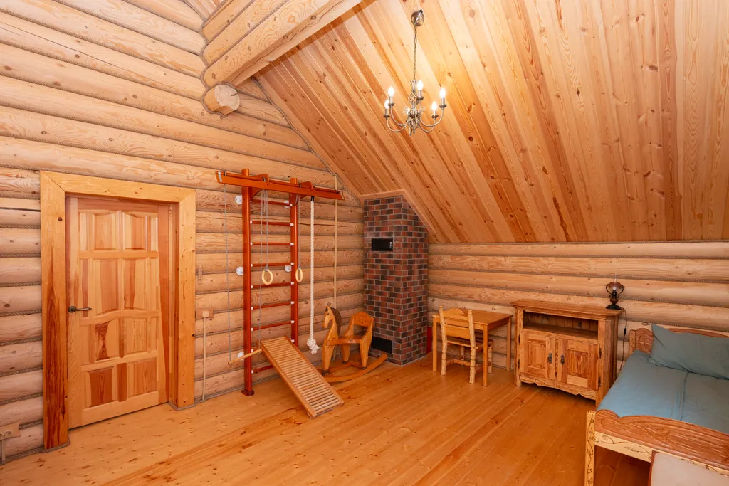 Большой деревянный коттедж рядом с озером и лесом