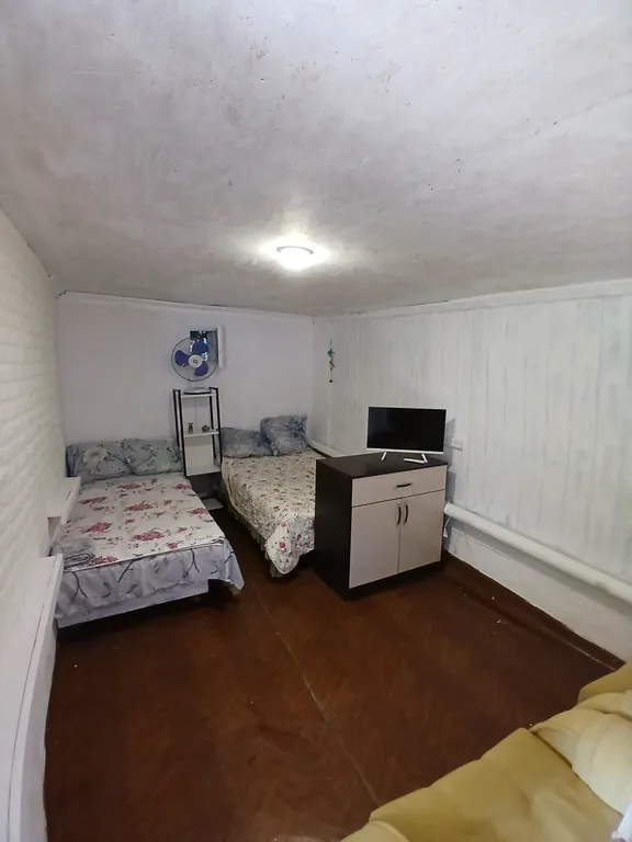 Маленькая комната со спальными местами в частном доме на даче