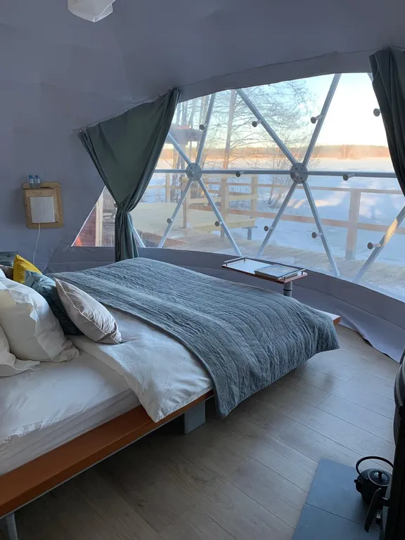 Чудесное место у озера с камином и русской баней