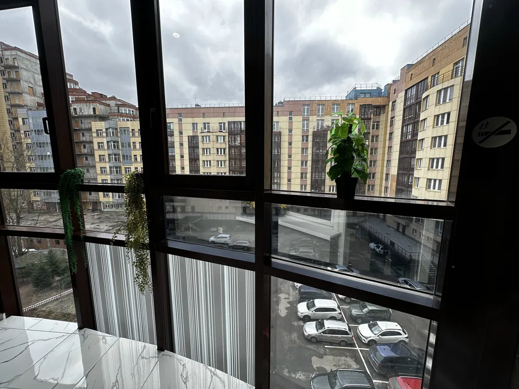 Стильные апартаменты с парящей кроватью и джакузи