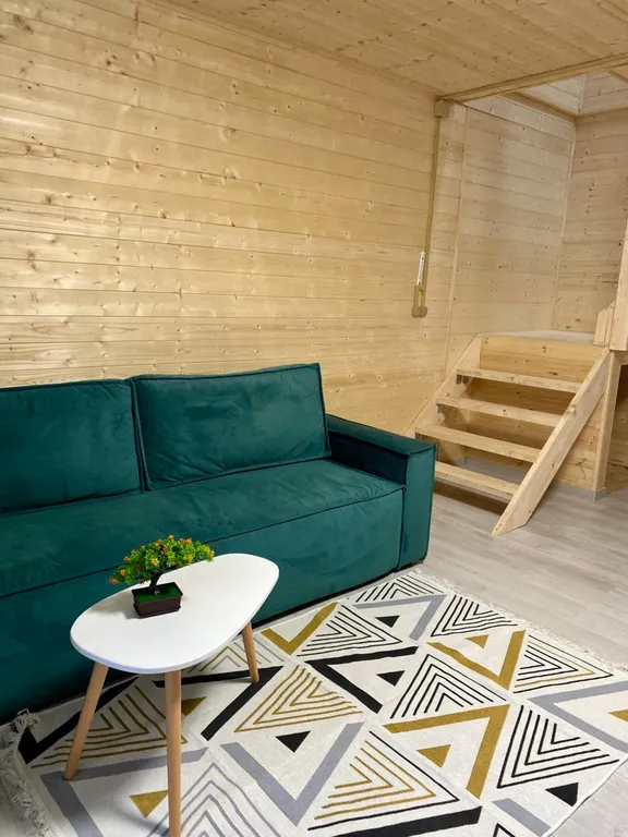 Дом в окружении леса и гор