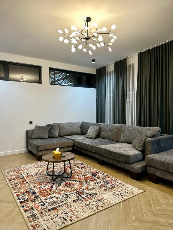 Новый коттедж с витражными окнами в центре