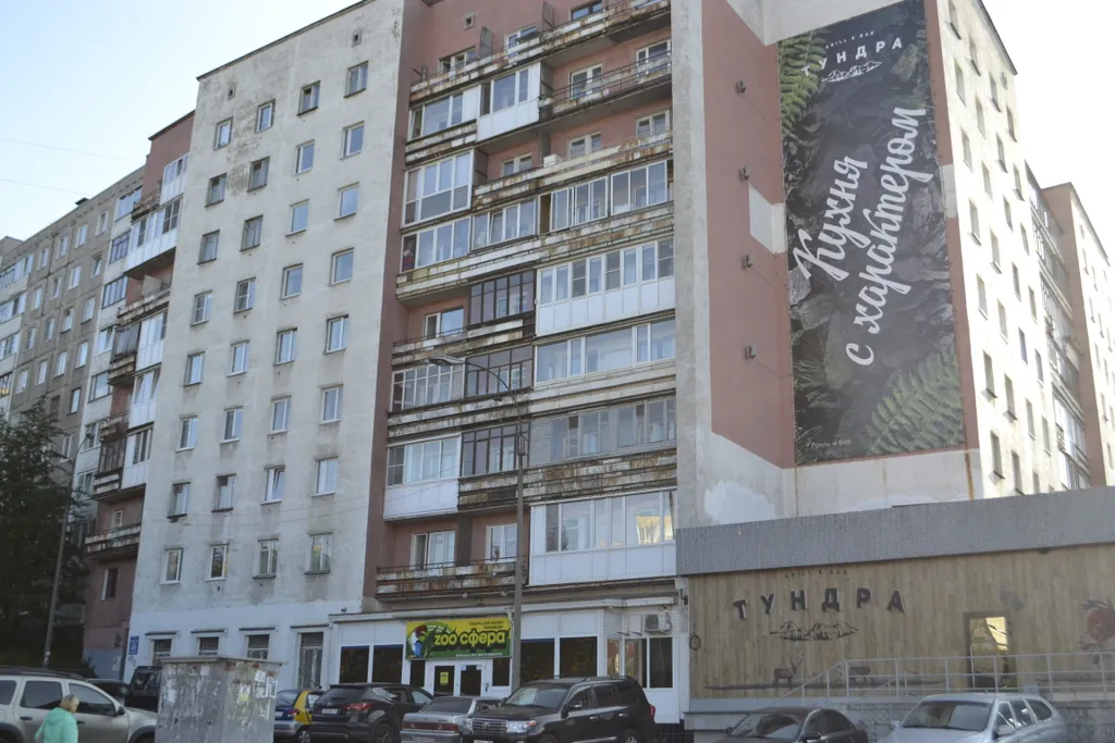 Студийного плана двухкомнатная квартира в доме над рестораном Тундра