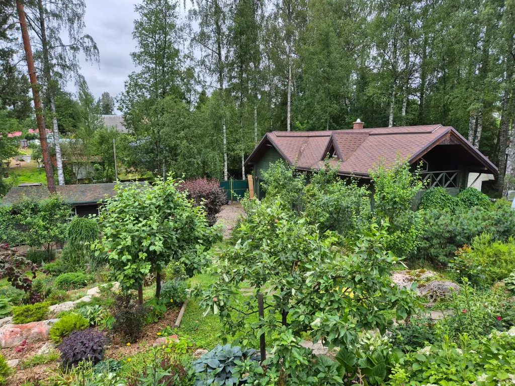 Двухэтажный загородный дом рядом с озером