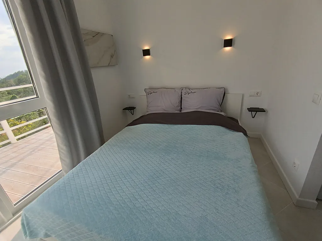 Новый 2-комнатный коттедж с кухней на террасе с видом на море