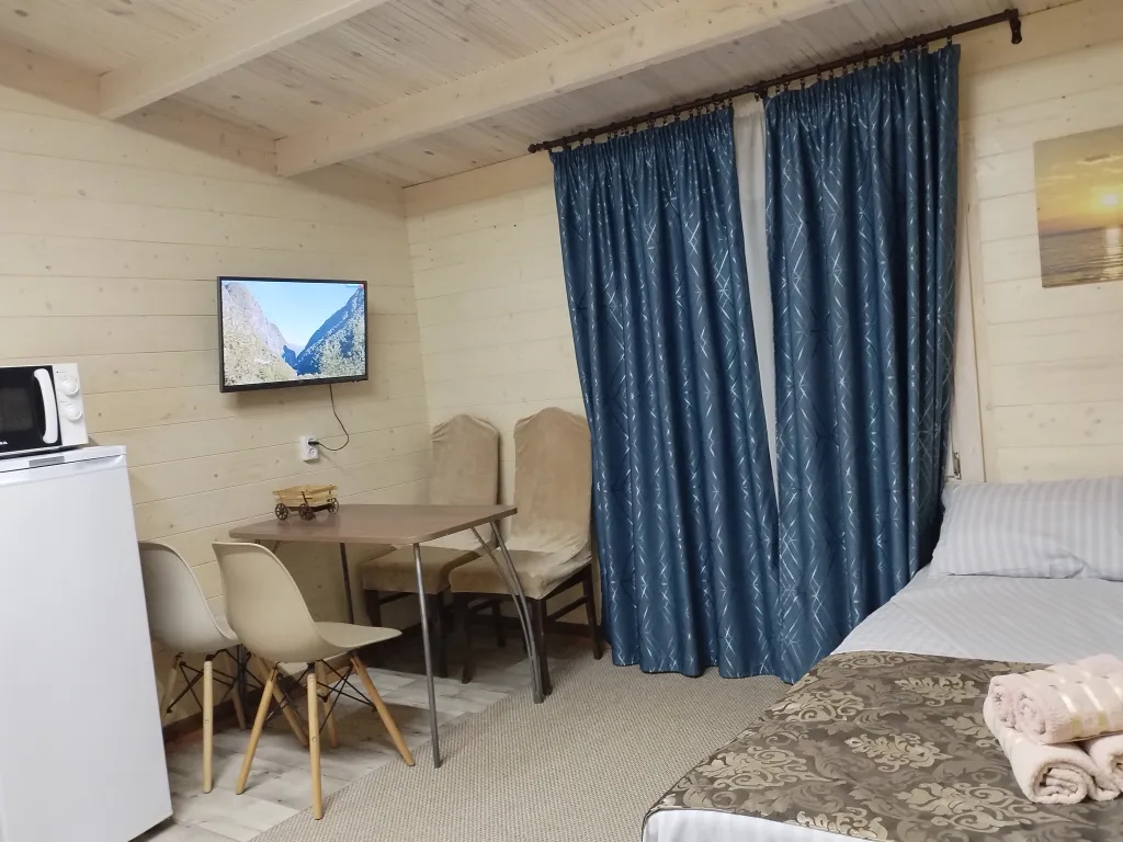 Уютный деревянный дом-бунгало