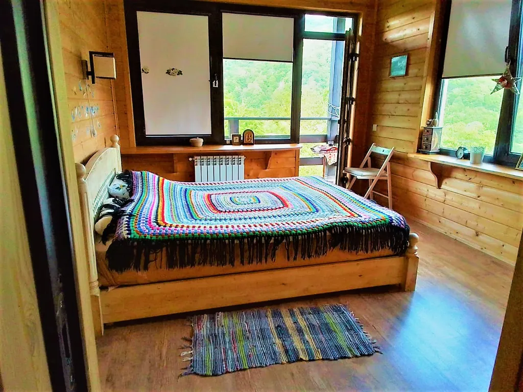 Дом в горах с видом на реку