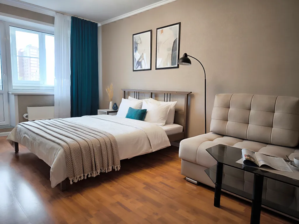 Солнечная двухкомнатная квартира с видом на город