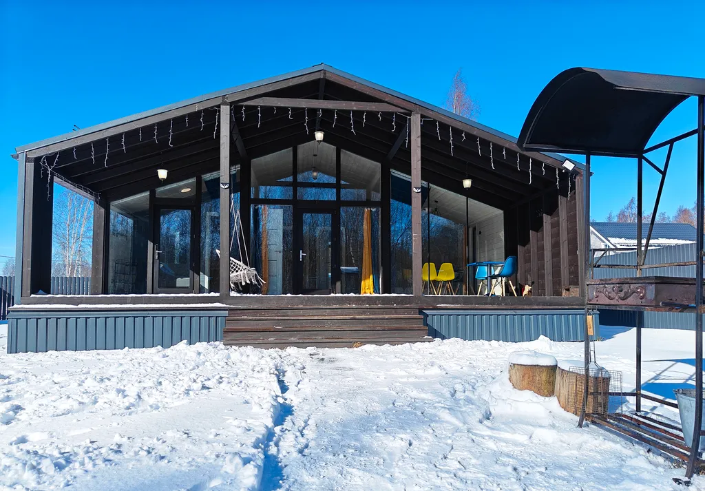 Панорамный коттедж с сауной у леcа