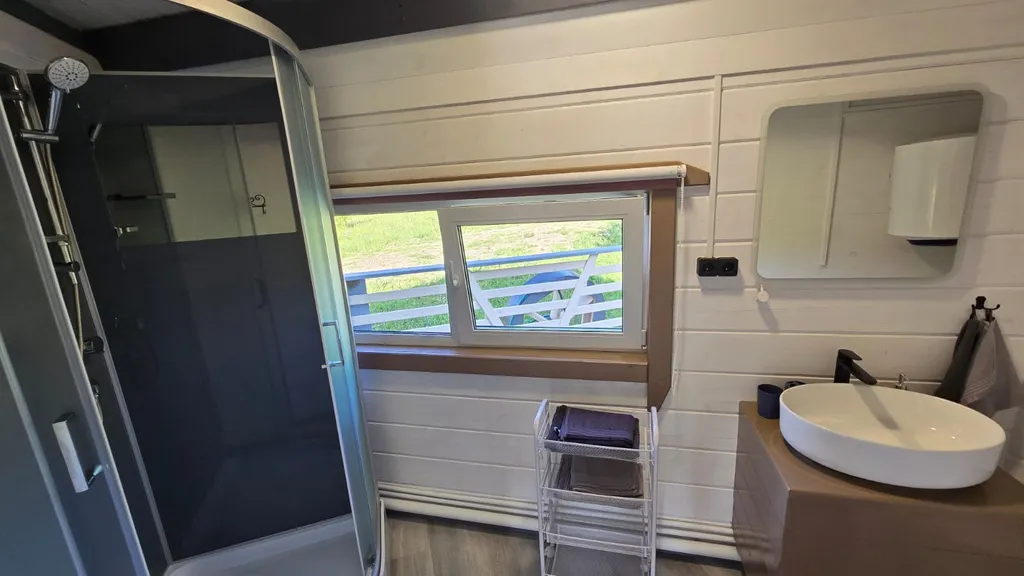 Дом в алтайском стиле (аил) у водопада