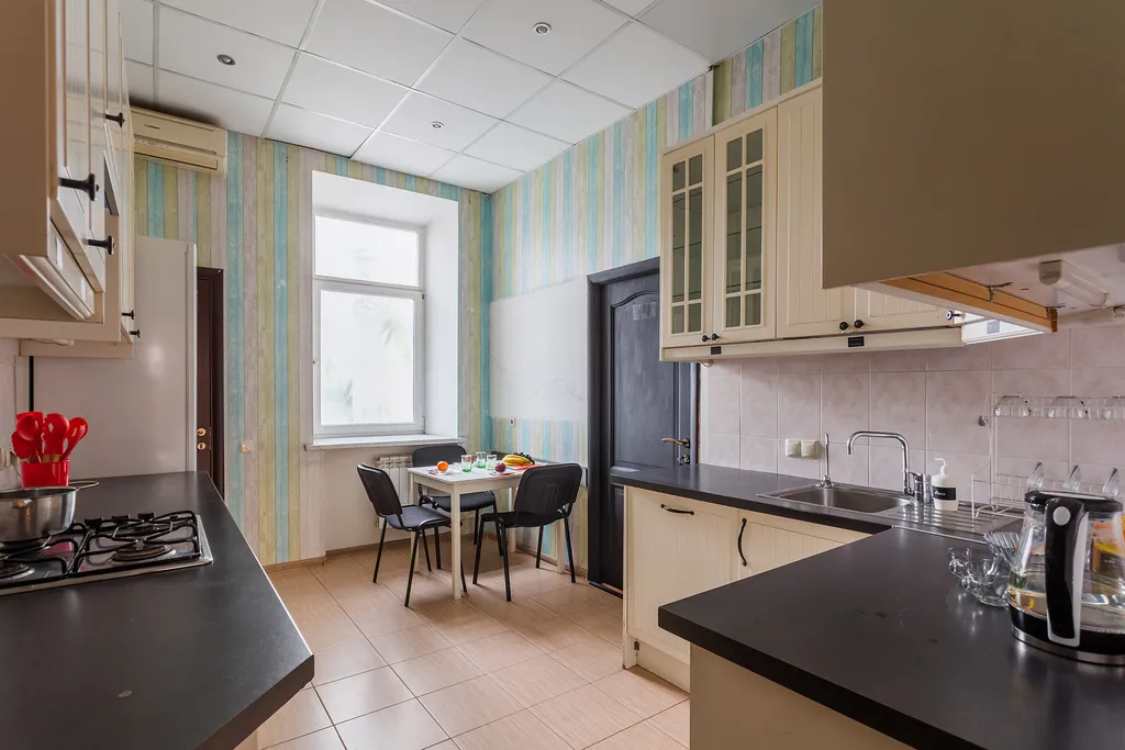 Замечательная комната с рабочим местом