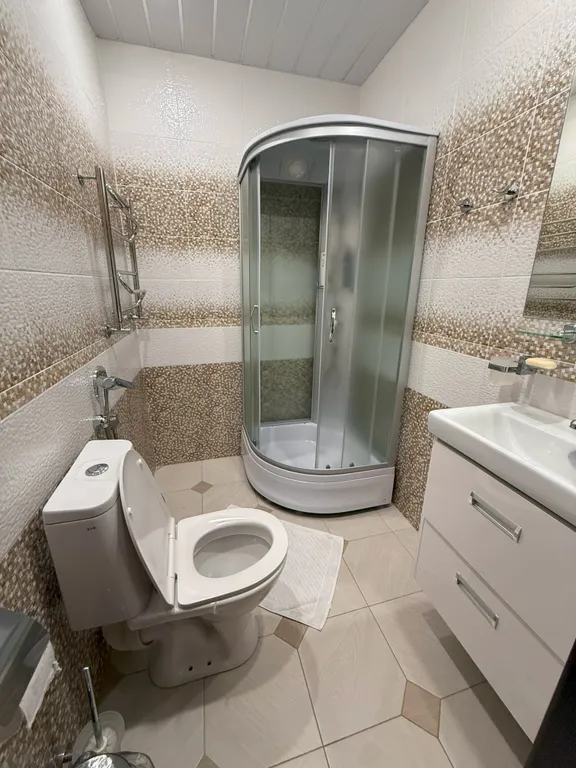 Дом с бассейном, спортзалом и 3 спальнями