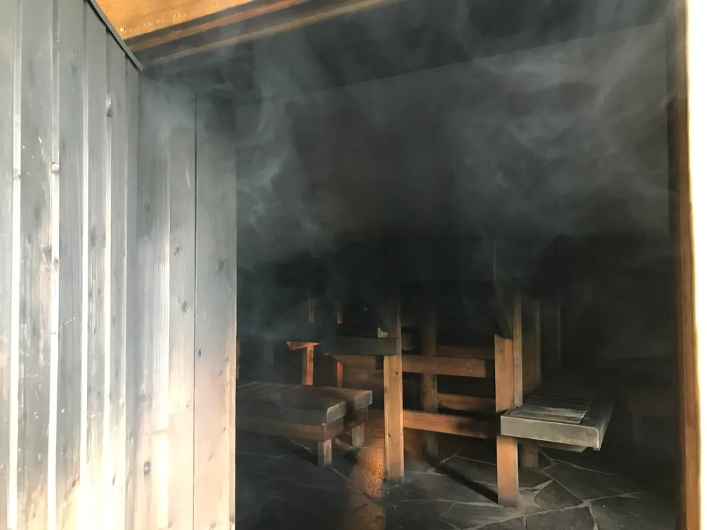 Чудесное место у озера с камином и русской баней