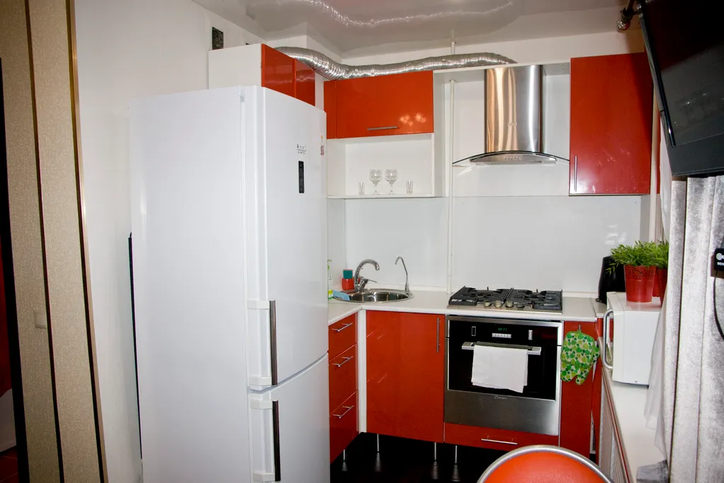 Яркая теплая студия с красным диваном