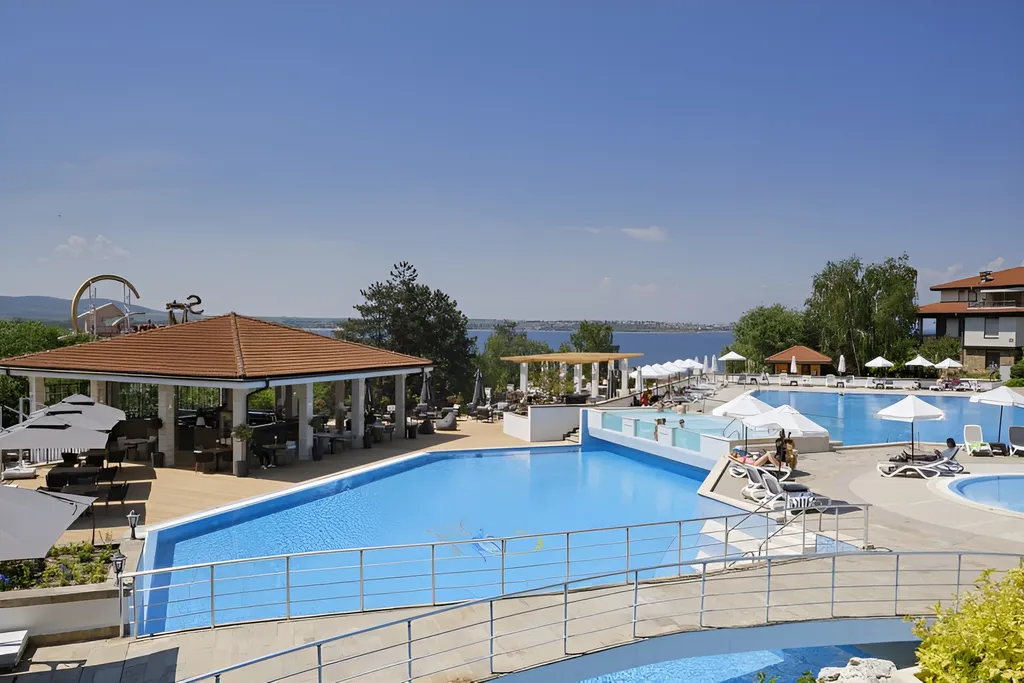 Трехкомнатный люкс в соснах у моря в Санта Марина