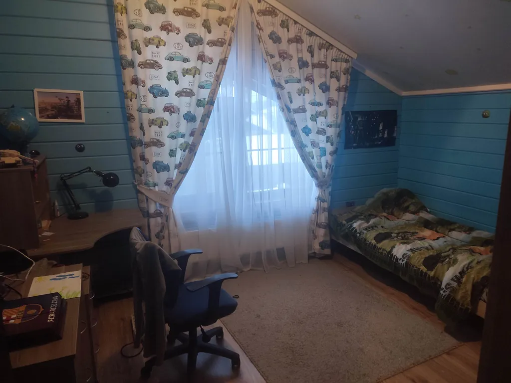 Деревянный 2-этажный коттедж у леса