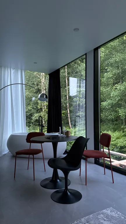 Домик с панорамной ванной в лесу