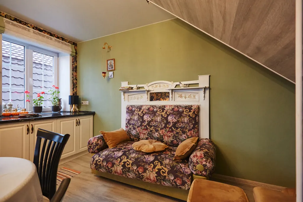 Уютный светлый дом в окружении природы